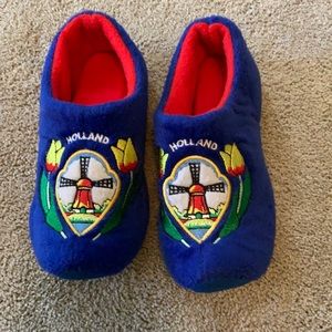 Kid’s blue fuzzy slipper clogs. Size 12y.